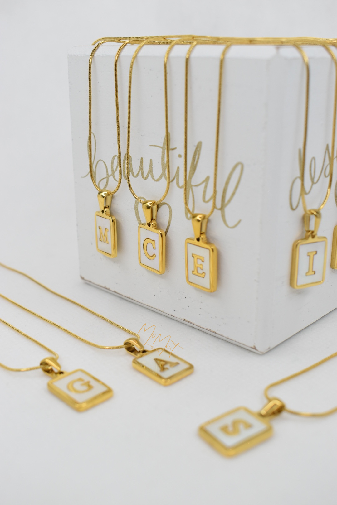 Collar Inicial Madre Perla Gold